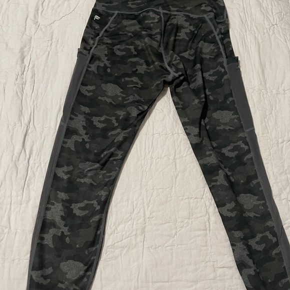 Fabletics Powerhold Athletic Leggings Green Camo Pull On Legging Pant - Picture 5 of 10